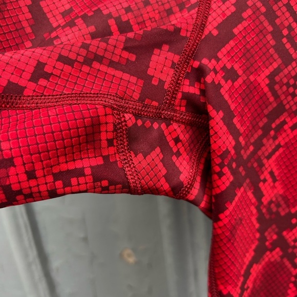 Lululemon Vent It Out Crop, size 6 - Picture 10 of 13